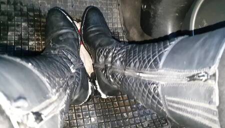 White Teddy Bear Trample Flat Leather Boots WMV