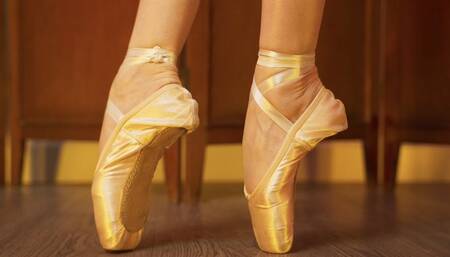 Massage for tired feet after pointe shoes (1080p)