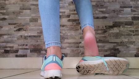 STAND SHOEPLAY IN SNEAKERS BY FER