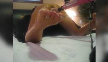 HOT AMATEUR LOVES HER FAT VIBRATING DILDO-FUCK MACHINE-FOOT LOVERS