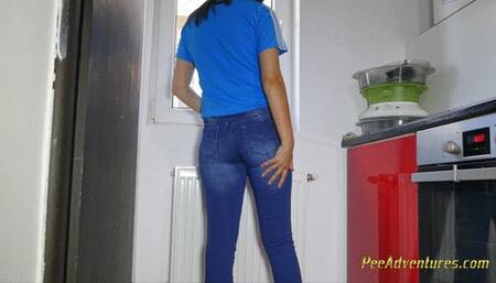 Empty my bladder in my jeans while cooking diner - Slipping and falling in my own pee