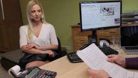 Dude ayuda a una chica rubia cuando necesita dinero extra para un coche