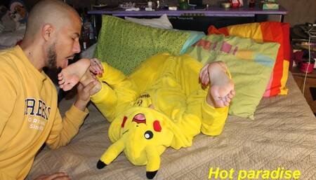 This young woman loves her little feet and allows me to kiss them and lick them (Jouanna & Bob45) HD - WMV