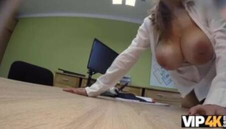 MILF no tiene miedo de follar si eso la acerca al dinero