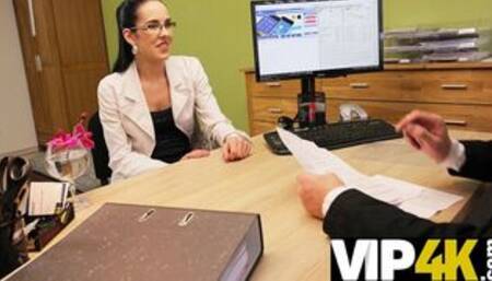 La morena no puede decirle que no al prestamista si quiere obtener dinero