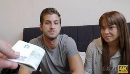 Pareja por dinero satisface todas las peticiones de un hombre rico y pervertido