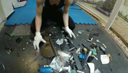 Mora destroys a cell phone MP4 4K CAMERA 2