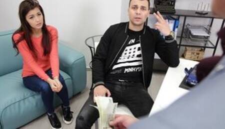 Un garçon docile a besoin d'une voiture pour que son amie contre de l'argent accepte d'avoir