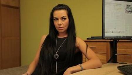 Empleado aventurero atrae a un bombón para que lo monte en la mesa