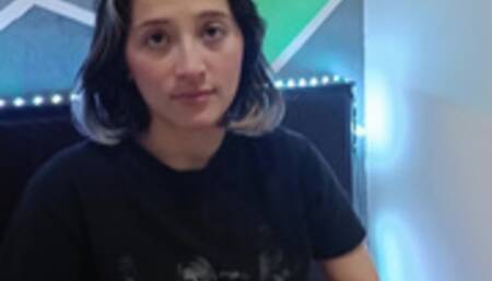 ENCUENTRO A MI HERMANASTRA MASTURBANDOSE EN CASA DE MIS TIOS