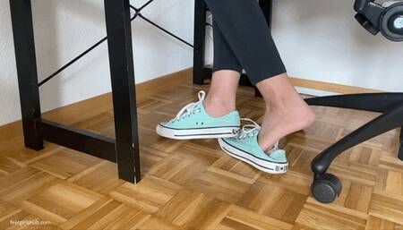 SWEATY SOCKLESS FEET SHOEPLAY IN ALL STAR SNEAKERS UNDER OFFICE DESK - MOV HD