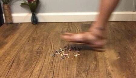 Tinies get smushed under unware giantess sandals