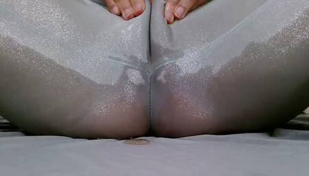 Adorable yoga exercicies pissing without take pants off