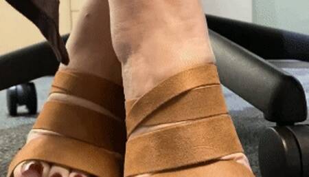 Juliette_RJ teasing you under the office desk on Wedges  FOR MOBILE DEVICES USERS - FLOOR POV - UNDER THE DESK FEET TEASE - LONG TOENAILS - WRINKLED SOLES - WIGGLING TOES - FEET TEASING - FETISH IN THE OFFICE - WORKING SHOES