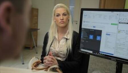 La ragazza è stanca di lavorare come commessa, quindi perché scopa forte