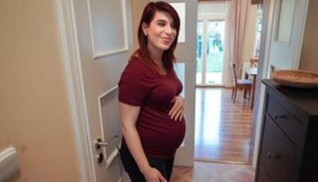 Guy et la débitrice trouvent un langage commun grâce au sexe