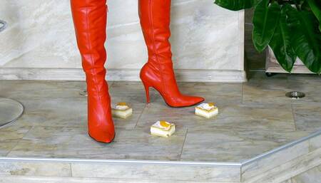 naj23 Victoria crushes pieces of cake (mp4-FHD)