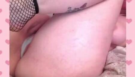 teen webcam model princesscutiepatootie rubs her pink pussy with vibrator and spreads her legs
