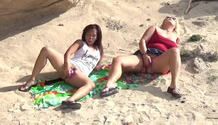 Dildo-Play in the dunes