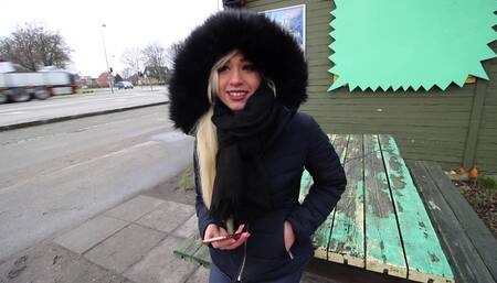 Snygg blondin visar tuttar och suger kuk utomhus