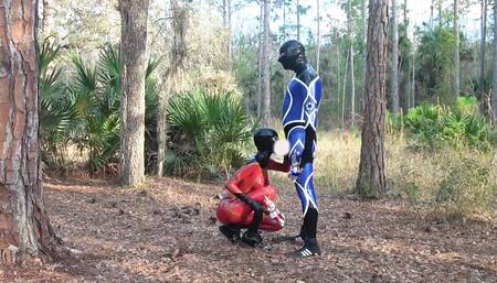 Lara taking advantage of other Space Agent with freezegun