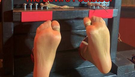 LilMizzUnique's Nylon Feet Tickled in Stocks
