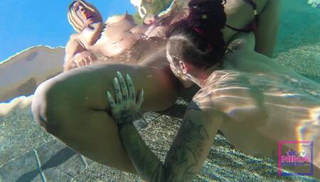 Suck my Pussy Underwater 2/2