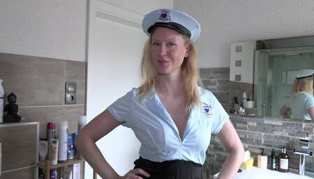 4K: HeiÃŸe Polizistin erwischt Dich beim wichsen!