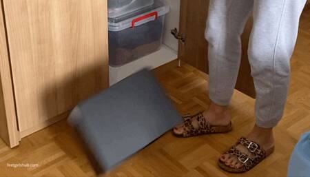 CAN ANYTHING ELSE CAN FALL ON KIRAS FOOT BIG TOE TROUBLE - MOV HD