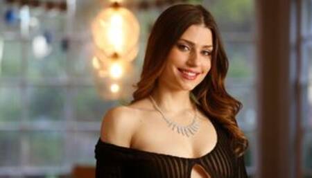 Stunning chick with small tits Kamryn Jayde is enjoying hot sex