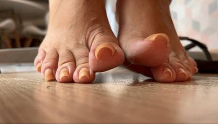 Juliette_RJ showing her natural nails under the desk while getting her hand nails done FOR MOBILE DEVICES USERS - NATURAL NAILS - UNDER THE DESK - PEDICURE DAY - NO POLISH - LONG TOENAILS - WIGGLING - WRINKLING - FLOOR POV - DIRTY FLOOR