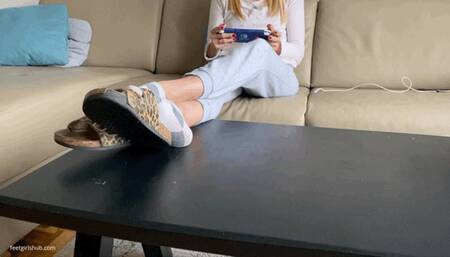 GAMER GIRL KIRA IGNORING YOUR WHILE PLAYING NINTENDO - MOV HD