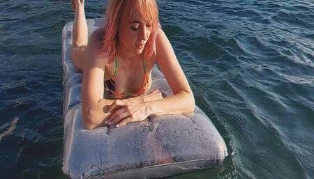 Alla inflates a rare transparent gray mattress with her mouth and sets sail on it, and suddenly an unexpected air leak occurs!!!