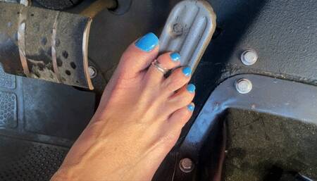 It Cranks But Won't Start! 1962 Jeep Cranking Barefoot