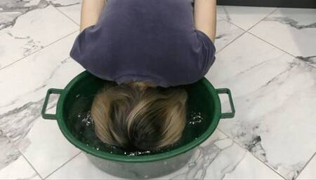 A invisible ghost immerses you in plastic tub MP4 HD 720p