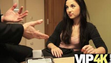 Artista del tatuaje tiene sexo anal para conseguir dinero para su nuevo negocio