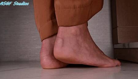 Goblin Goddess unaware of people below - MOV