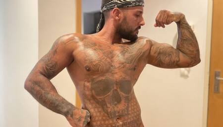 Quick, intense and sweaty naked workout at home - Lalo Cortez