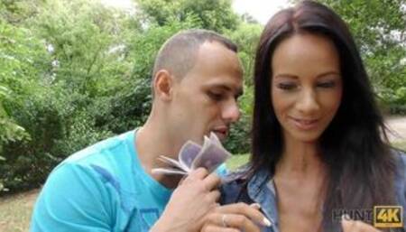 Männchen schafft es, perfekt geschnittene Muschi im öffentlichen Park zu kaufen