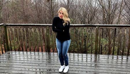 Made To Piss Her Pants - Short (MP4 1080p) - Carissa Montgomery