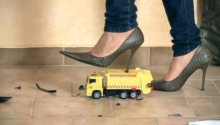 naj23 Victoria crushes a car with her pumps (mp4-FHD)