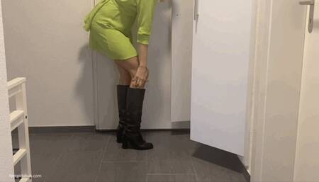 ITCHY FEET INSIDE LEATHER BOOTS DURING A MEETING - MOV HD