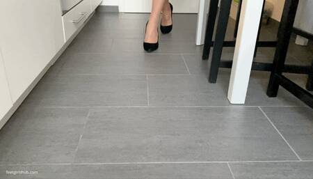 THE DIZZYING SMELL OF HER SEXY FEET - MOV HD