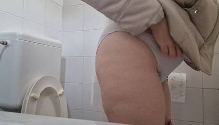 Cold pee in a small mountain bath 4K