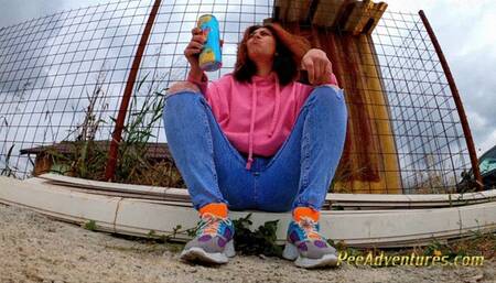 Pissing trough her jeans outdoor - Smoking with her bladder full