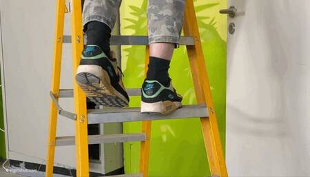 ALL DAY WORKING MY POOR SWOLLEN FEET - MP4 HD