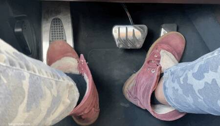 SMELLY ITCHING FEET WITH FUNGUS WHILE DRIVING HER CAR IN BOOTS - MP4 Mobile Version