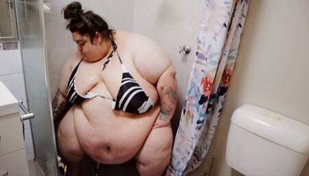 SSBBW struggles to shower naked