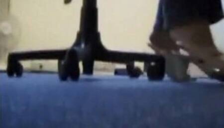 une secrétaire mature me dévoilant ses magnifiques pieds odorants