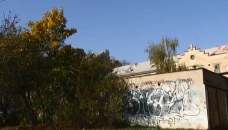 The young brunette girl loves to be transgressive by having sex in the park with a friend